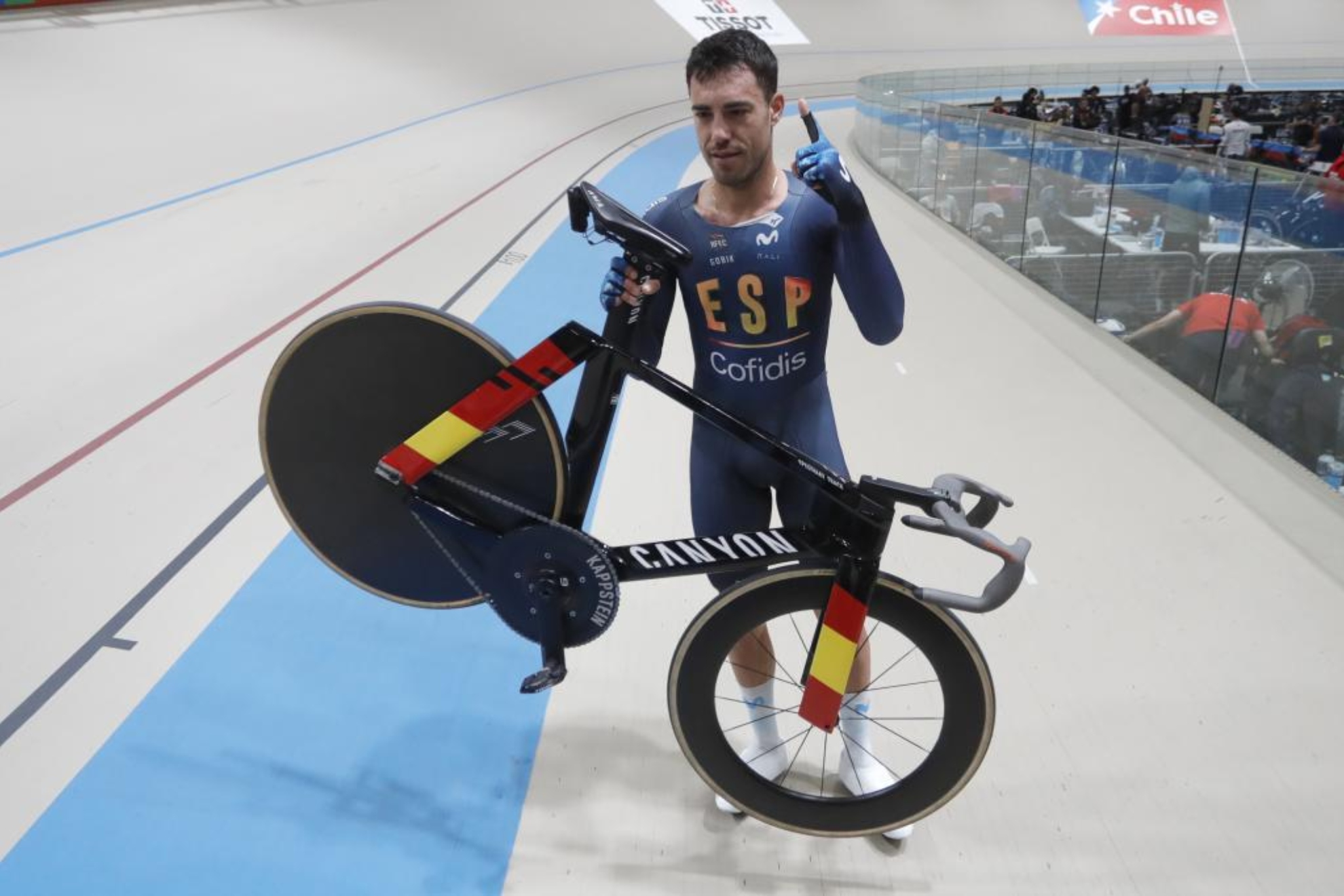 Albert Torres celebra sobre la pista su oro en ómnium en el Mundial de Santiago.