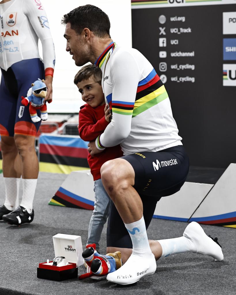 Albert Torres celebra su oro en ómnium con su hijo.