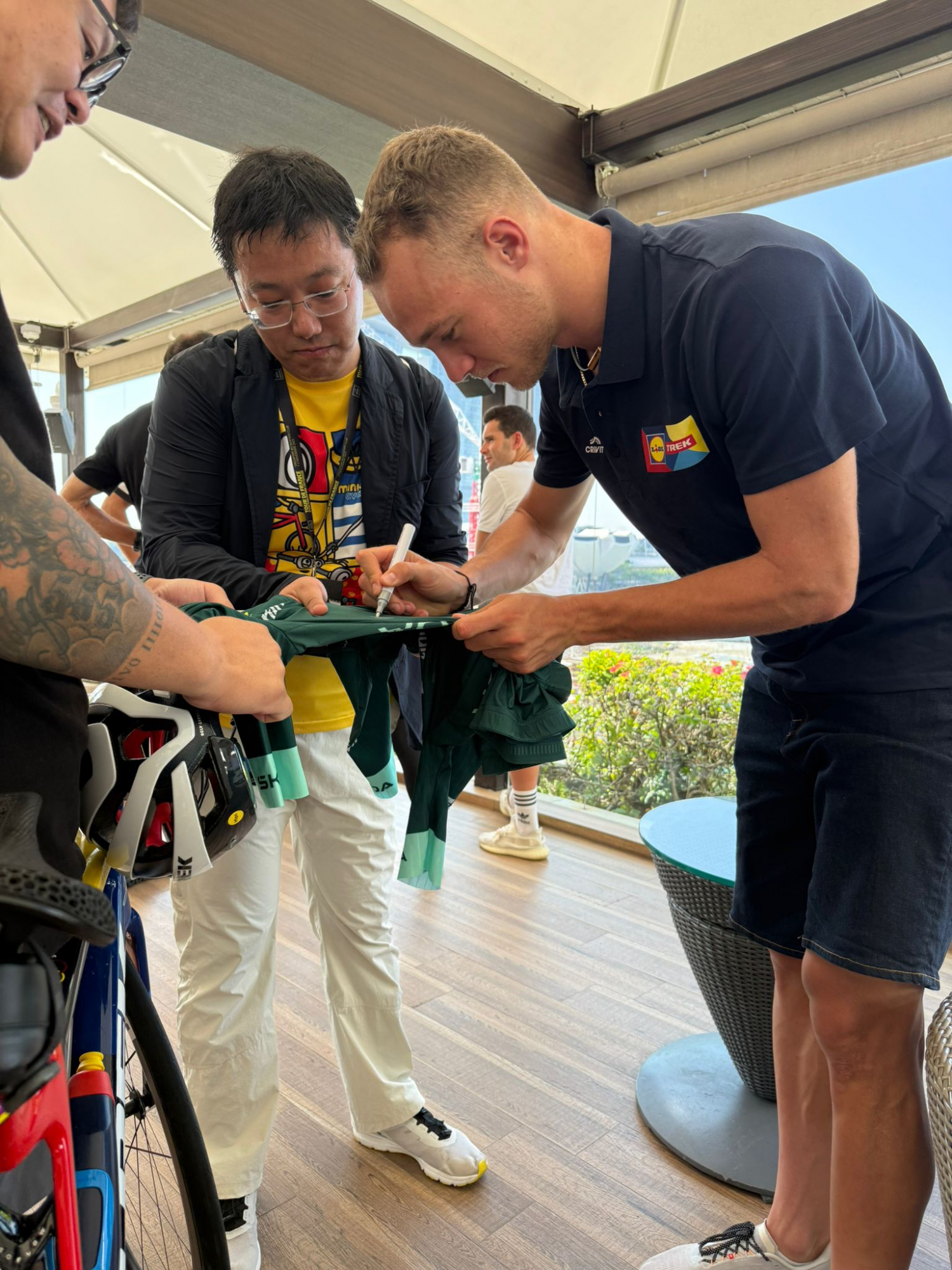 Milán, último maillot verde del Tour firmando autógrafos.