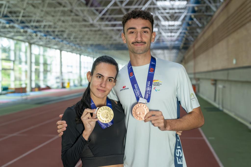Alba García y Diego Folgado posan para MARCA con el oro y el bronce mundial.