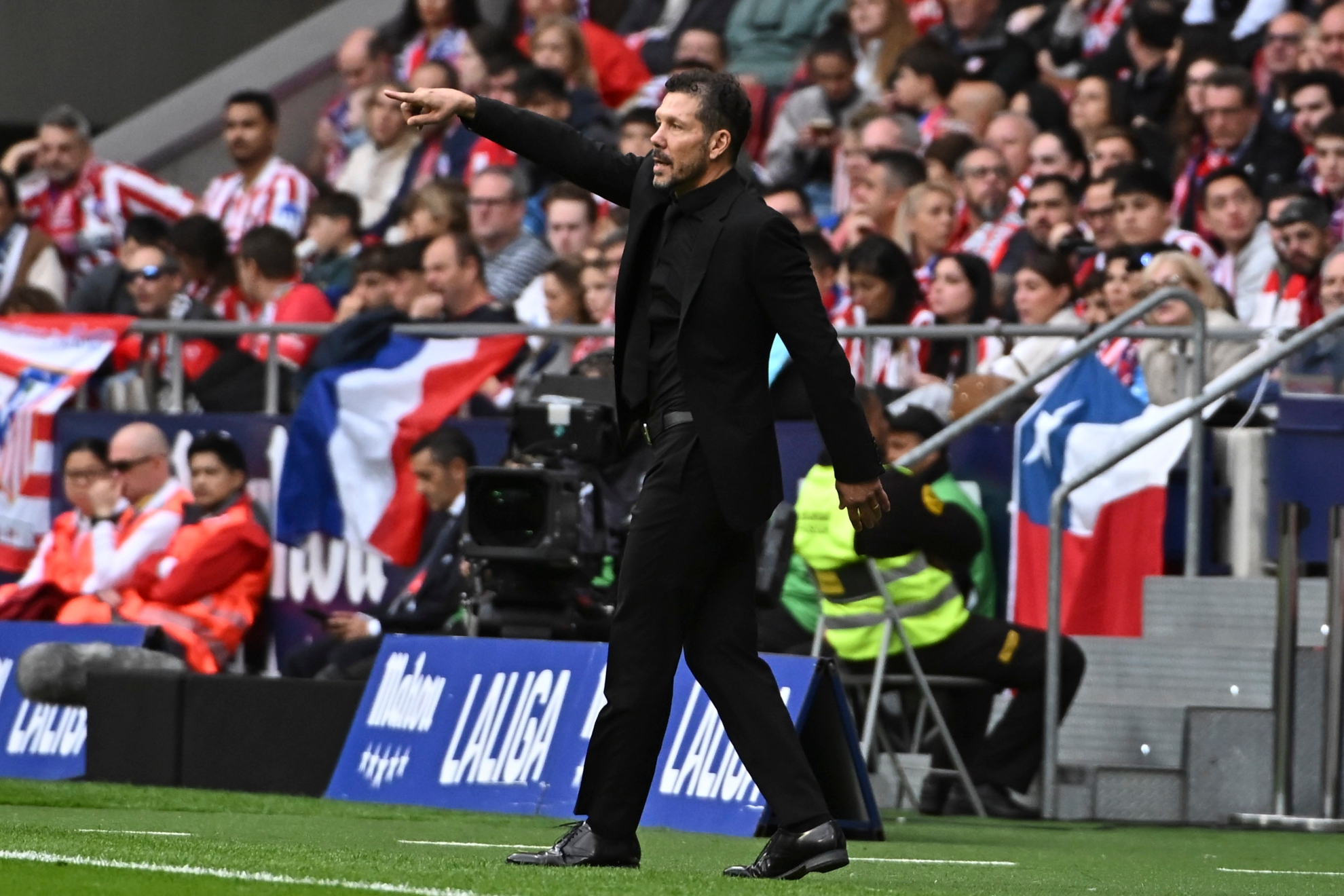 Simeone dando indicaciones durante el partido ante el Sevilla.