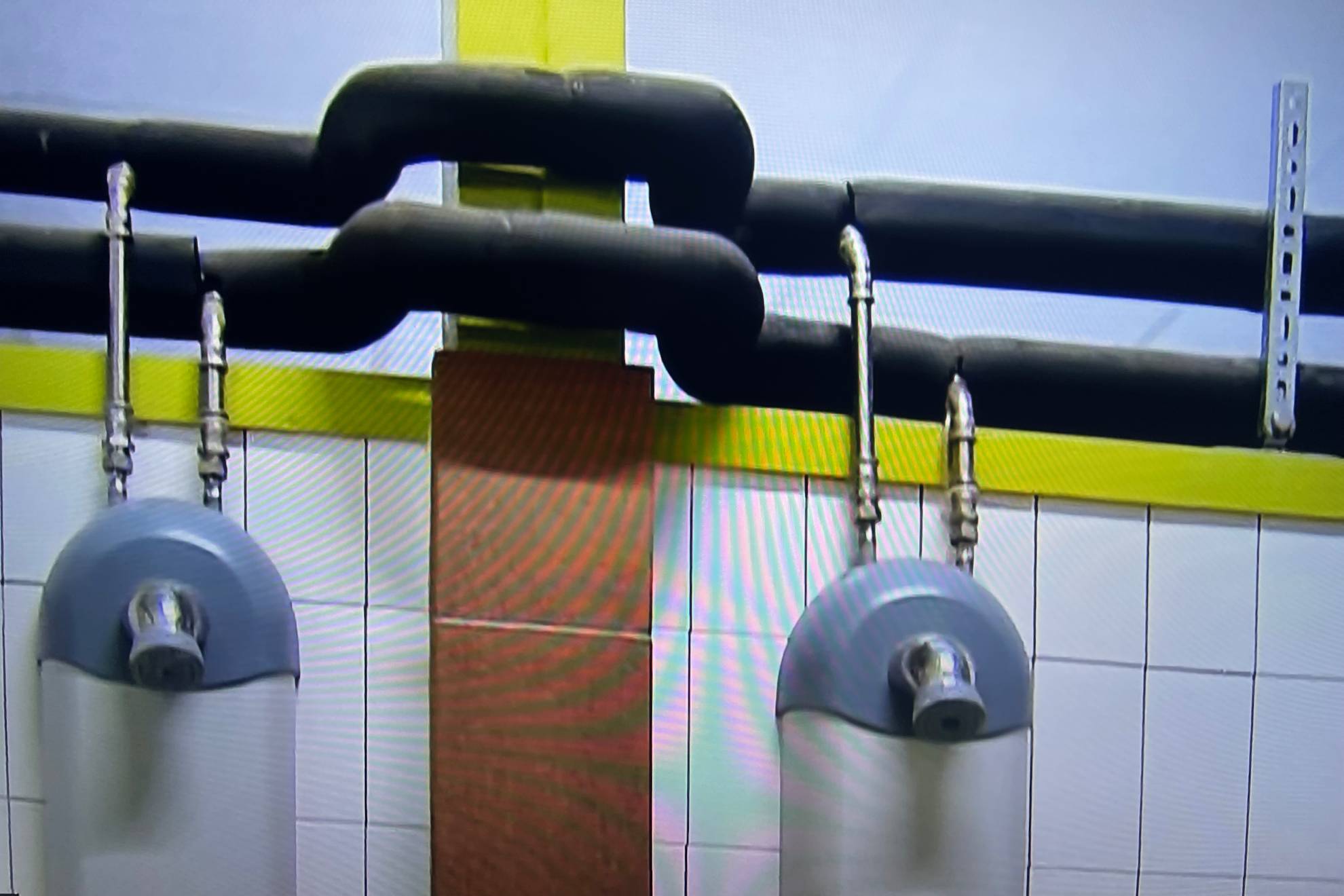 La mano con el móvil que grabó a las jugadoras apareció entre los tubos encima de las duchas.