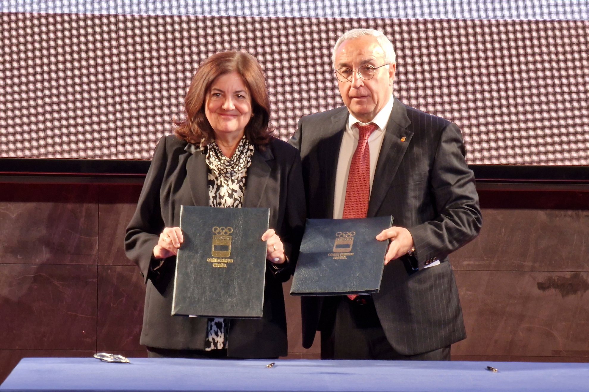 María Dolores García, presidenta de la UCAM, con Alejandro Blanco, presidente del COE.