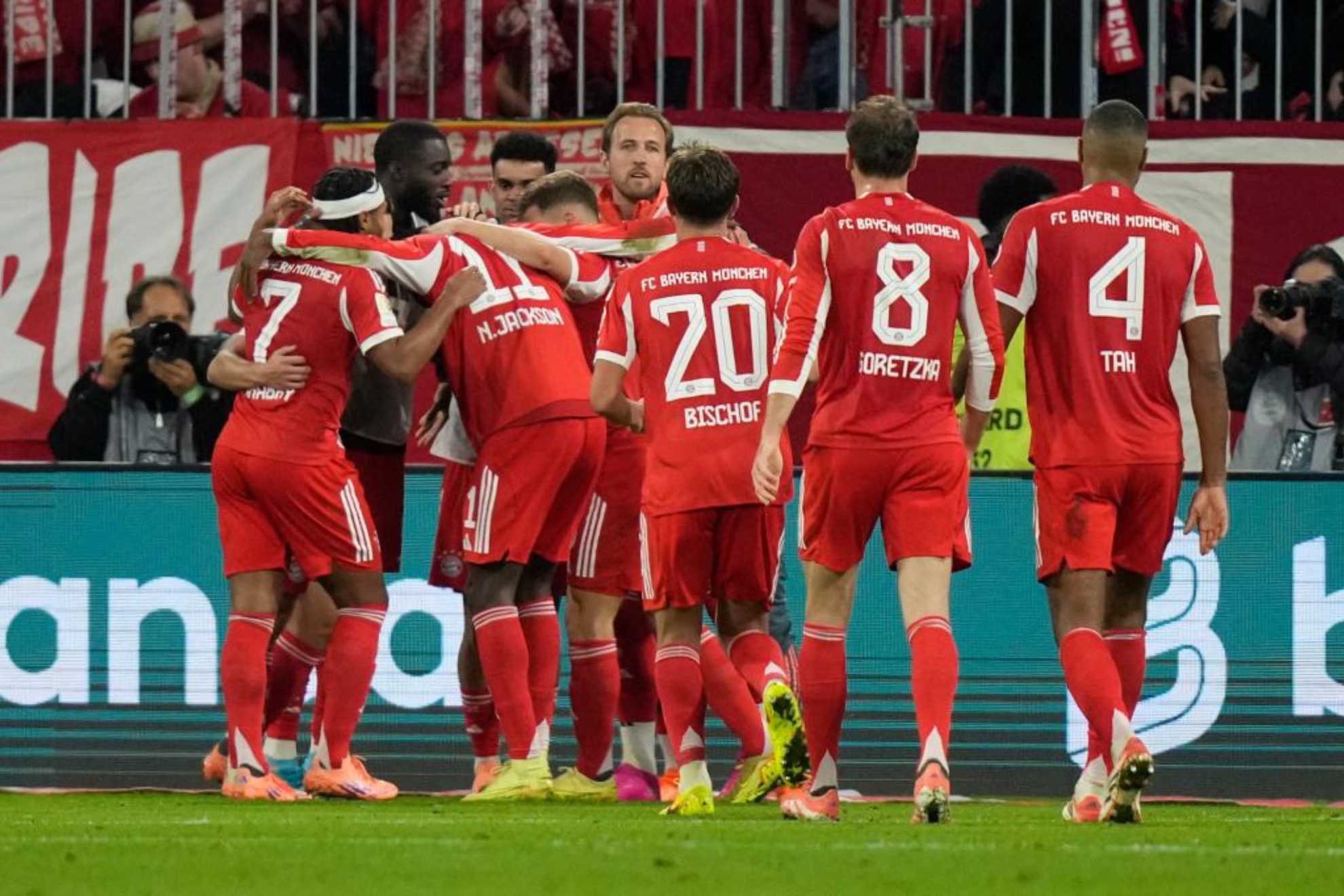 Los jugadores del Bayern de Múnich celebrando el tanto de Nicolas Jackson