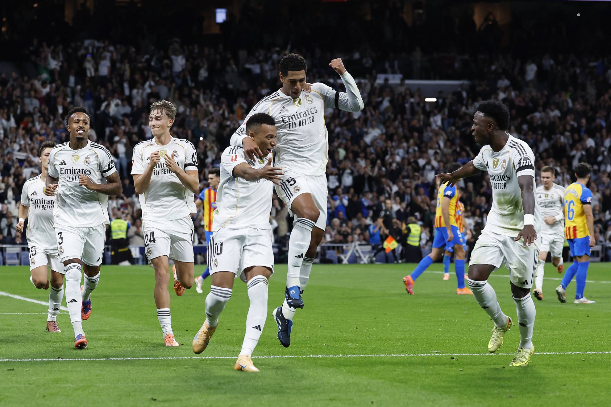 Mbappé, Bellingham y Vinicius celebran uno de los tantos en la goleada al Valencia.