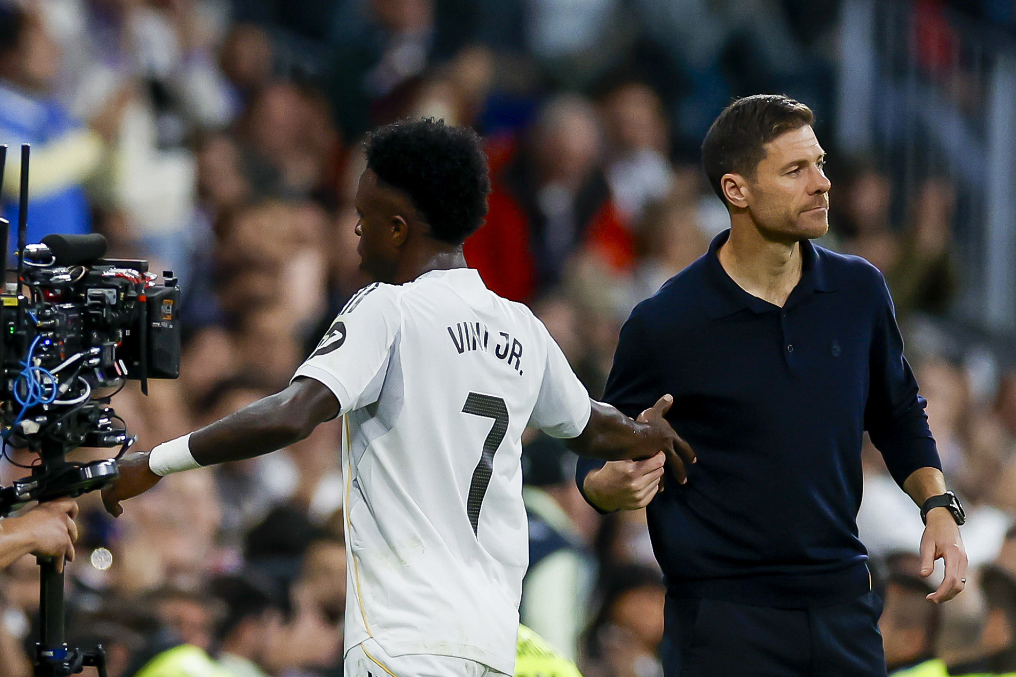 Xabi Alonso y Vinicius, en el cambio ante el Valencia.