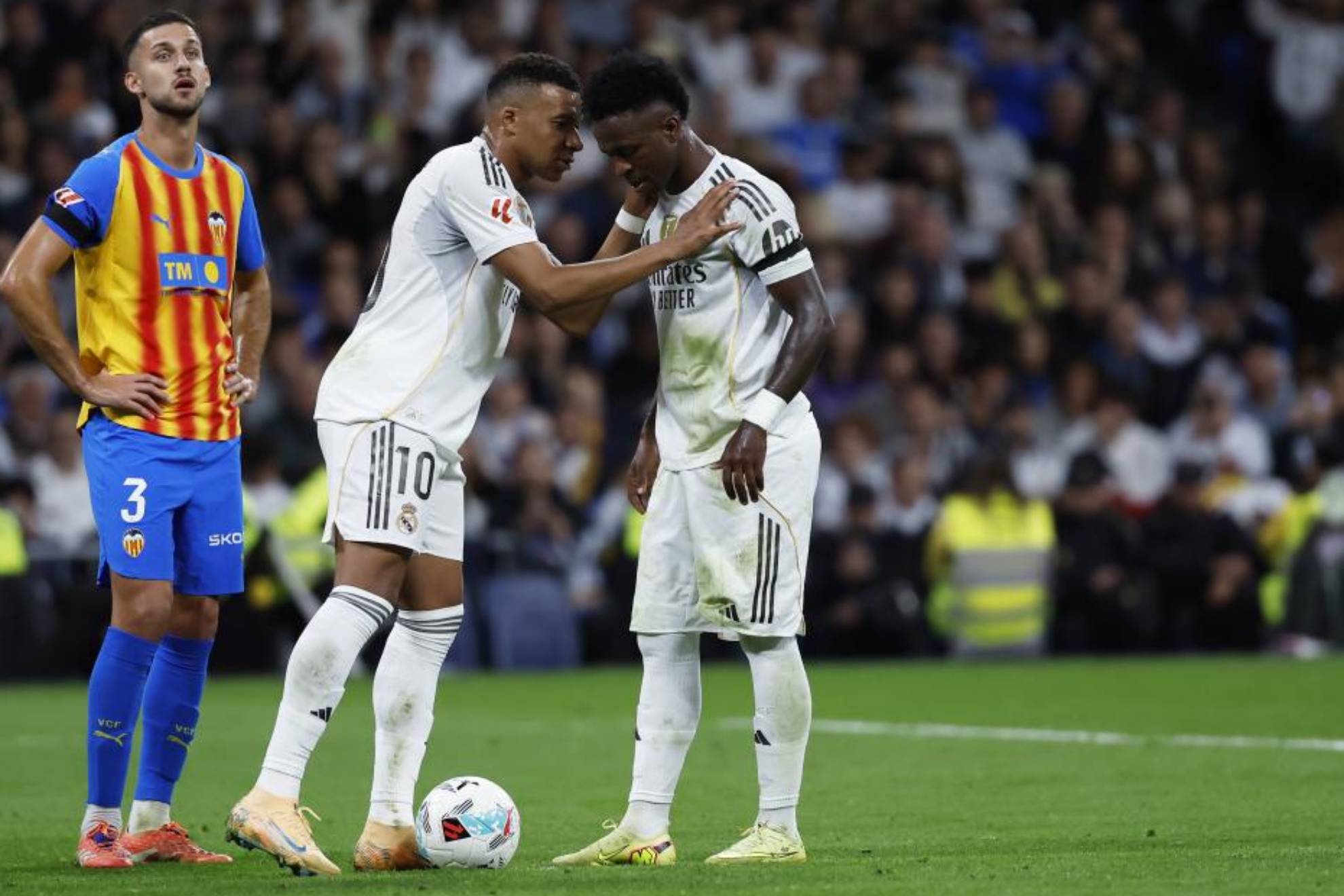Mbappé y Vinicius charlan antes de que lance el brasileño el penalti.