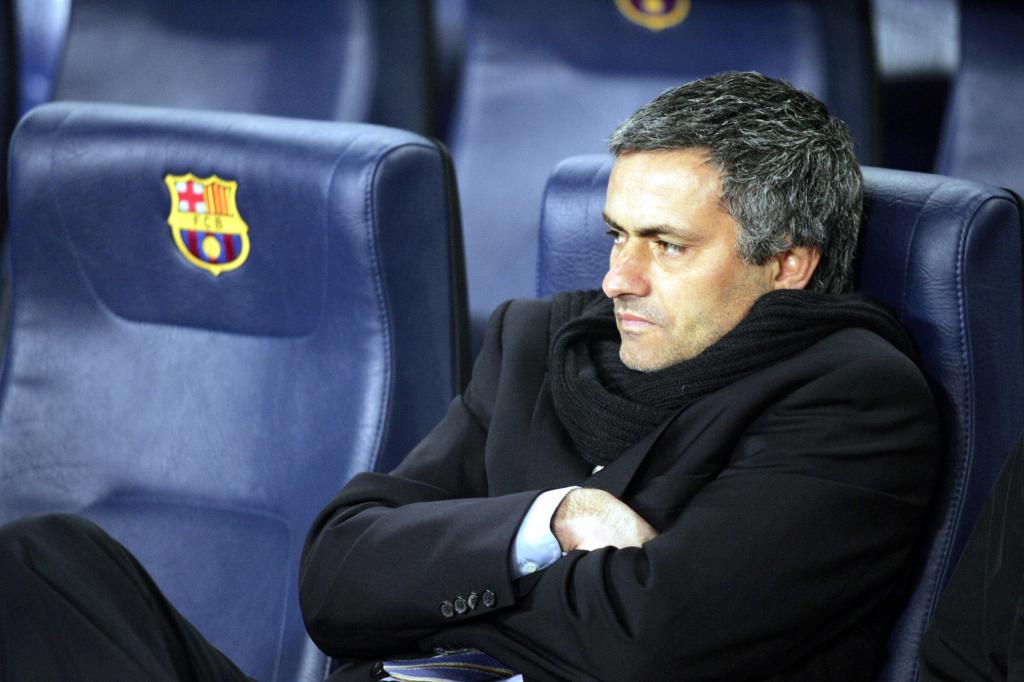Mourinho en el banquillo antes del partido frente al FC Barcelona