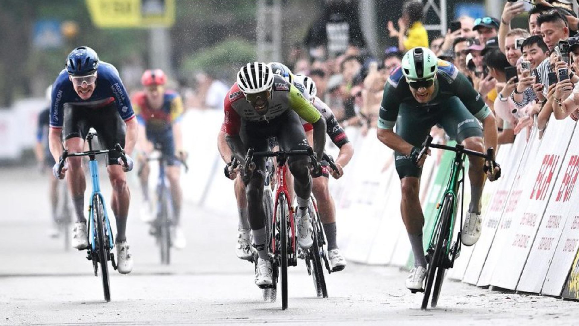 El italiano, actual maillot verde del Tour, volvió a demostrar que es el rey del sprint durante el EFGH Criterium Singapur por el Tour de Francia.