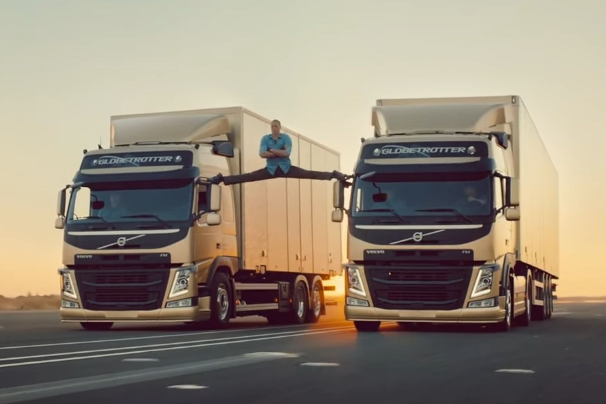 Van Damme, completamente abierto de piernas en el anuncio de Volvo Trucks.