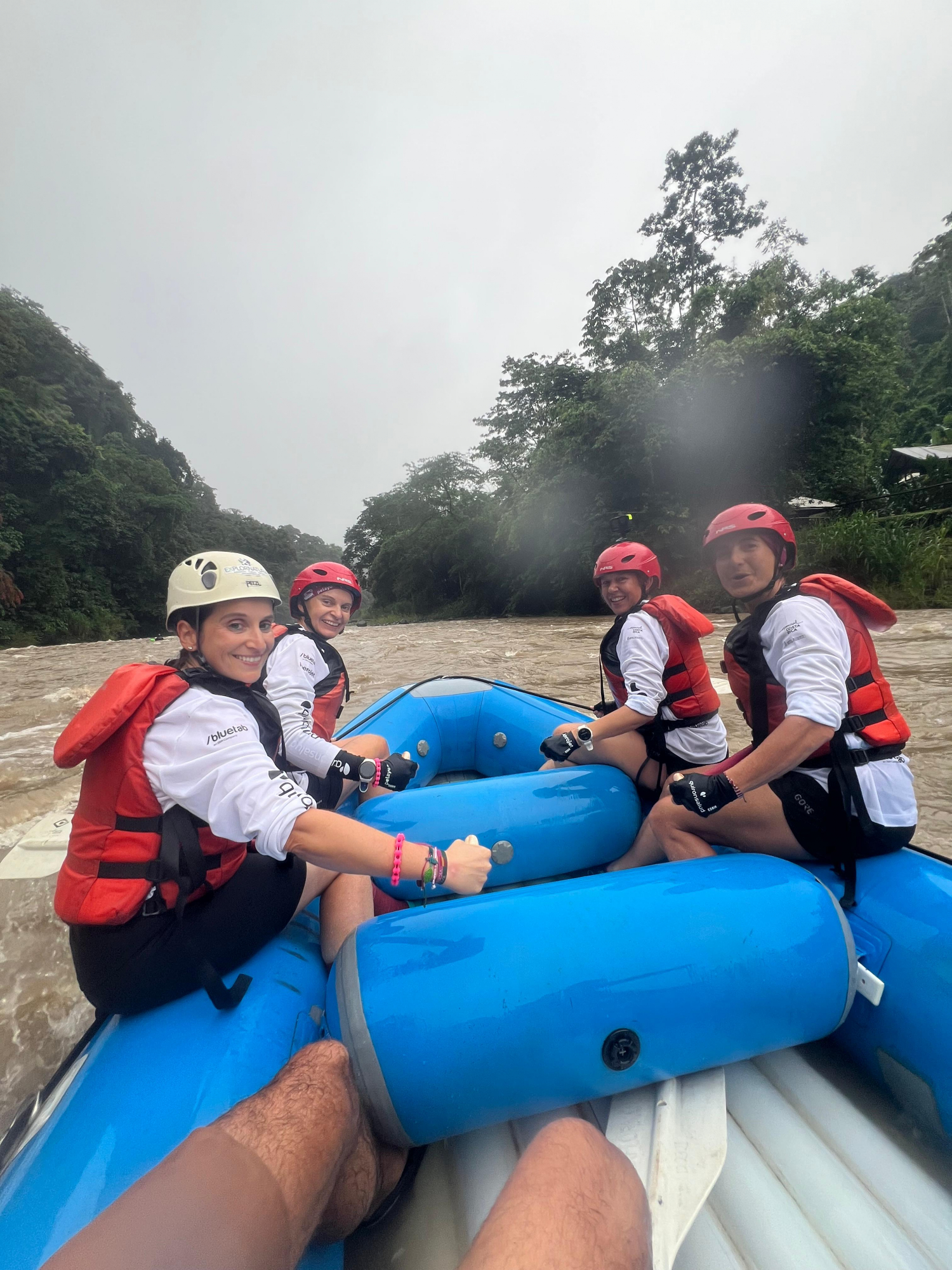 Las cuatro expedicionarias durante la prueba de rafting