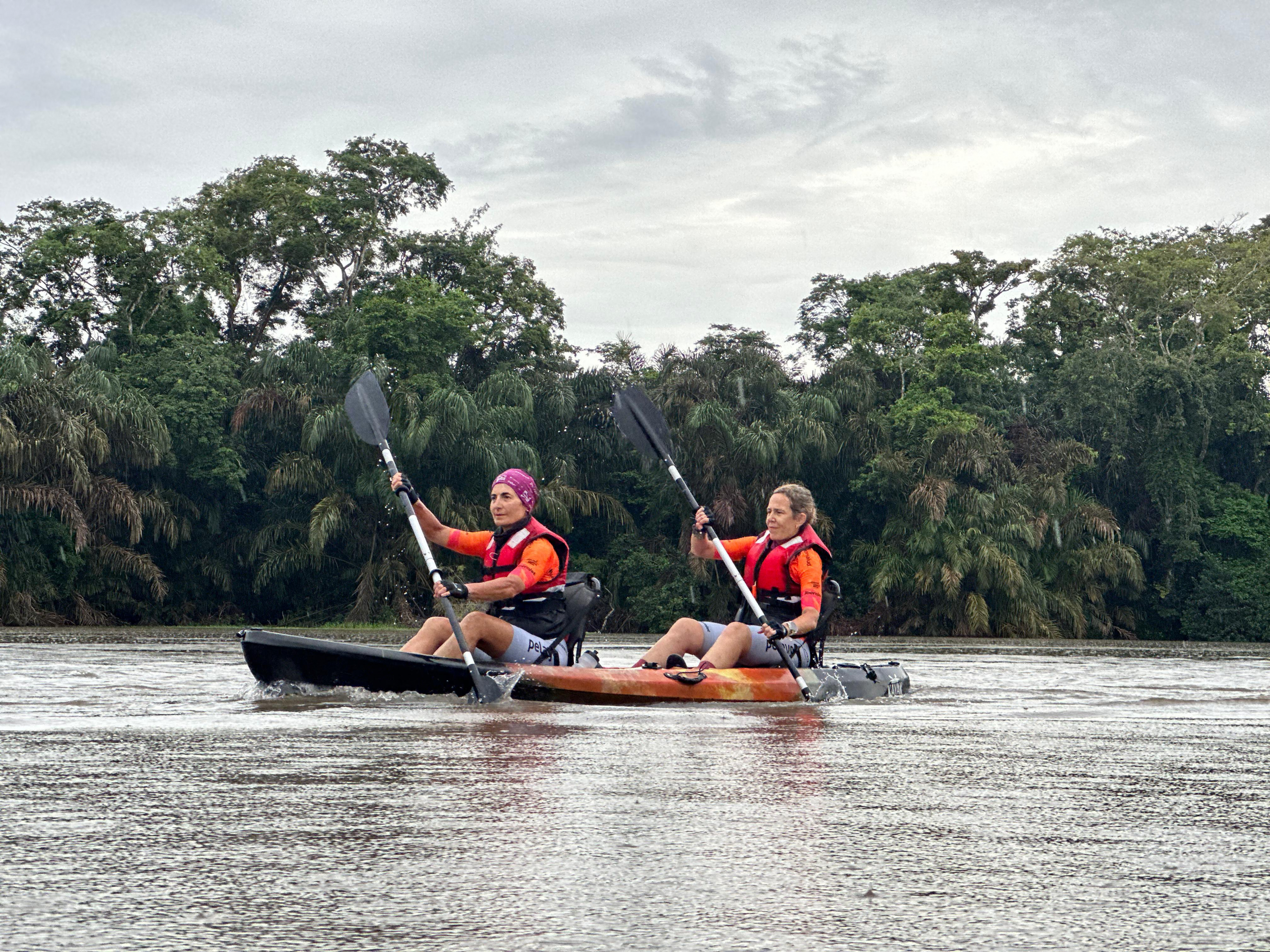 Idoia y Verónica en la prueba final de kayak