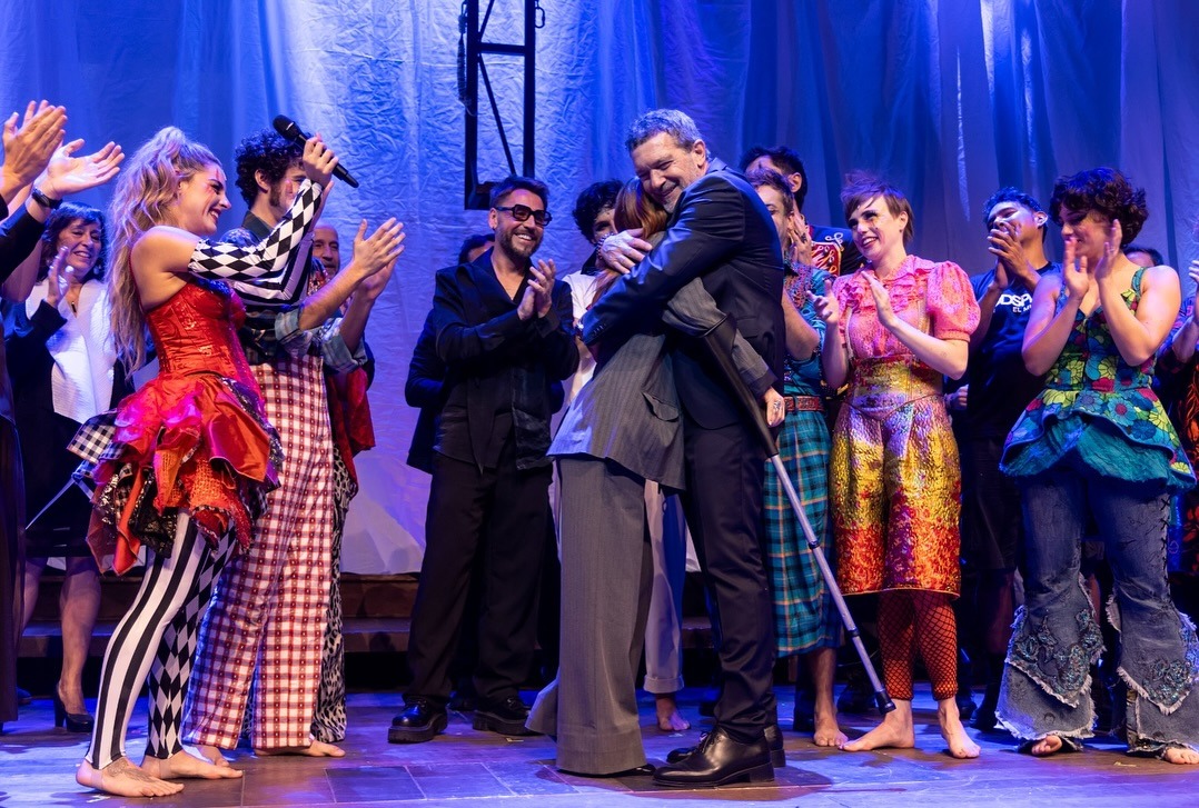 Antonio Banderas abraza a Angy Fernández.