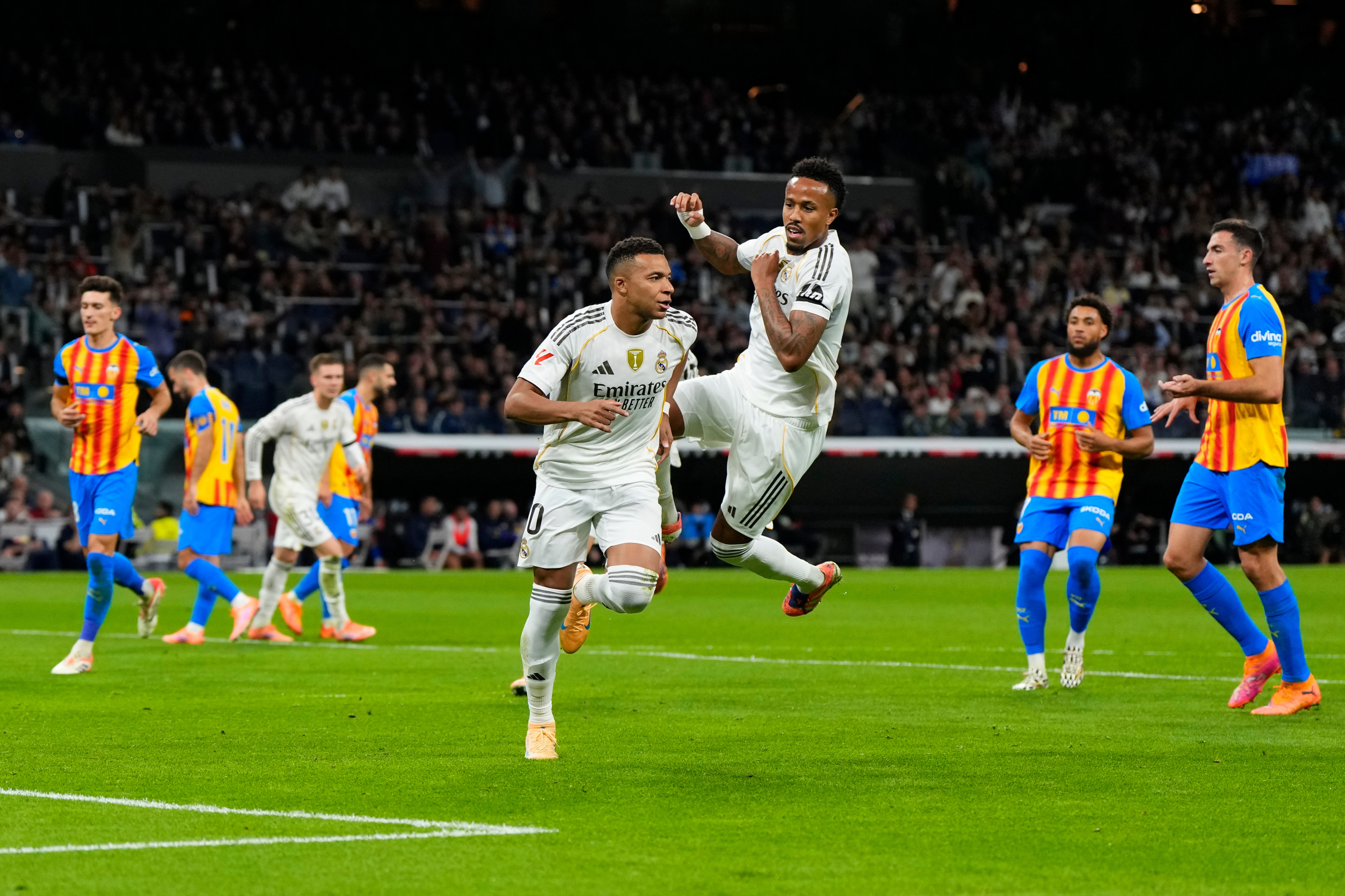 Mbappé celebra el primer gol del partido, de penalti, ante el Valencia.