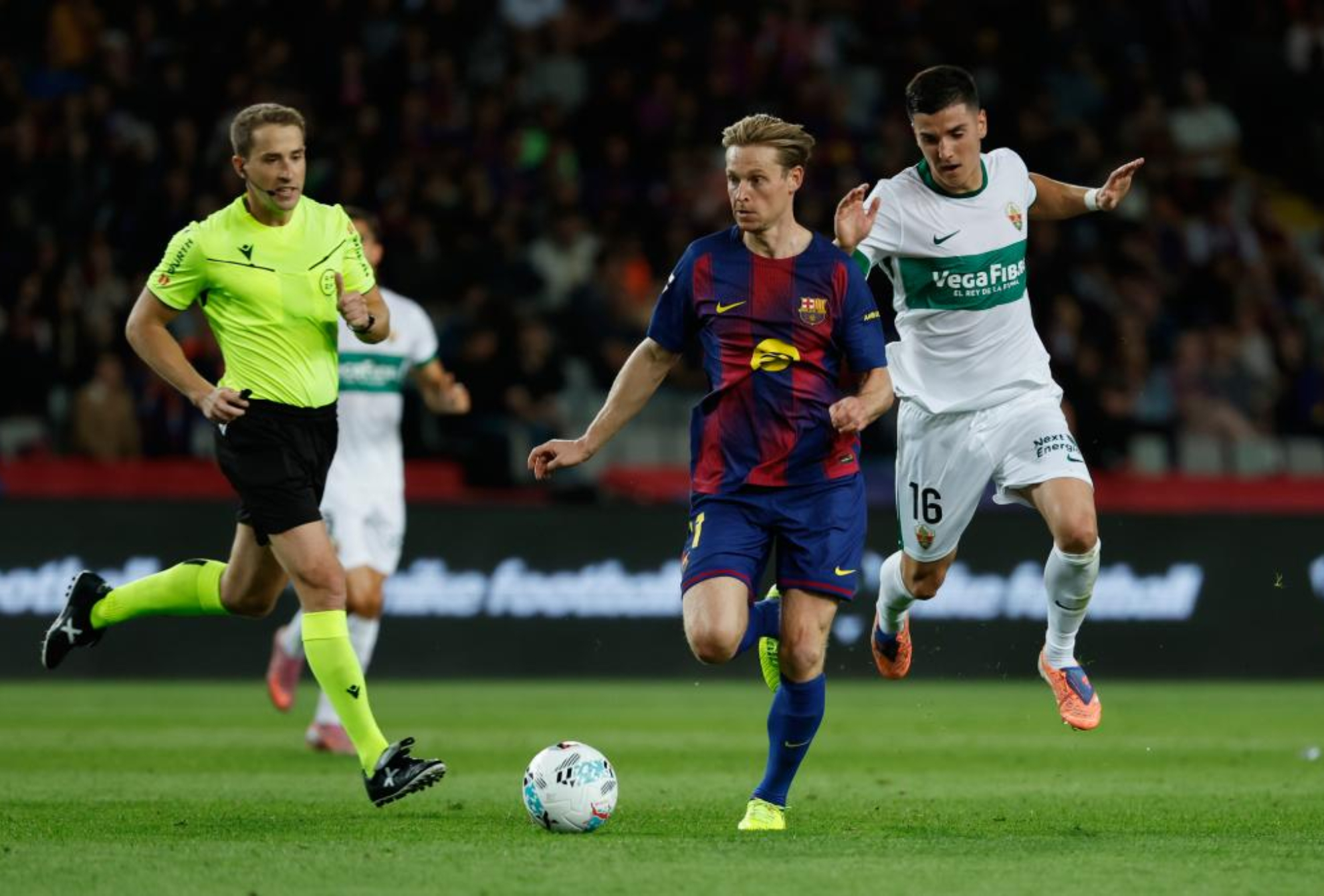De Jong, durante el encuentro contra el Elche.