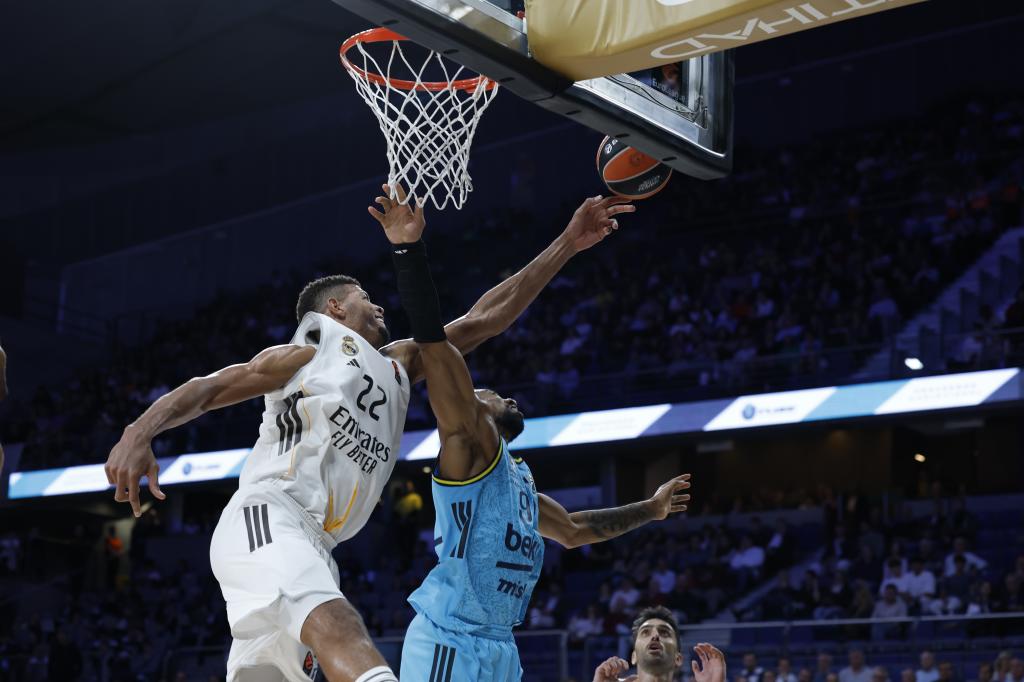 Edy Tavares, taponando el tiro de Khem Birch, del Fenerbahce, en la Euroliga.
