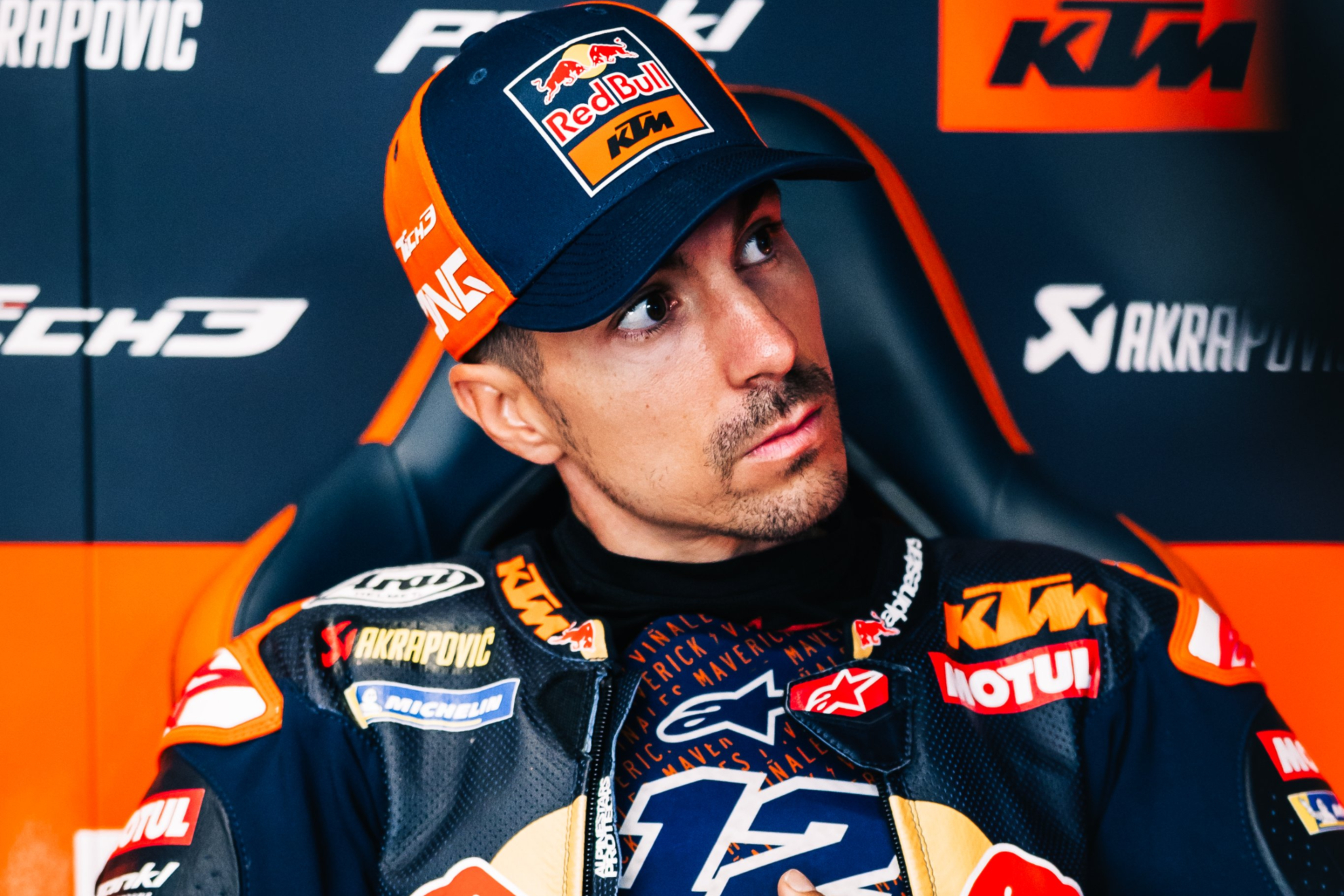 Maverick Viñales, sentado en su box.