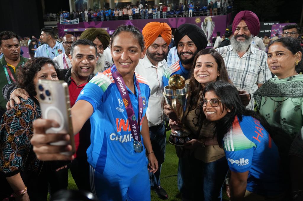 La capitana india Harmanpreet Kaur se hace un selfie con sus familiares y aficionados.
