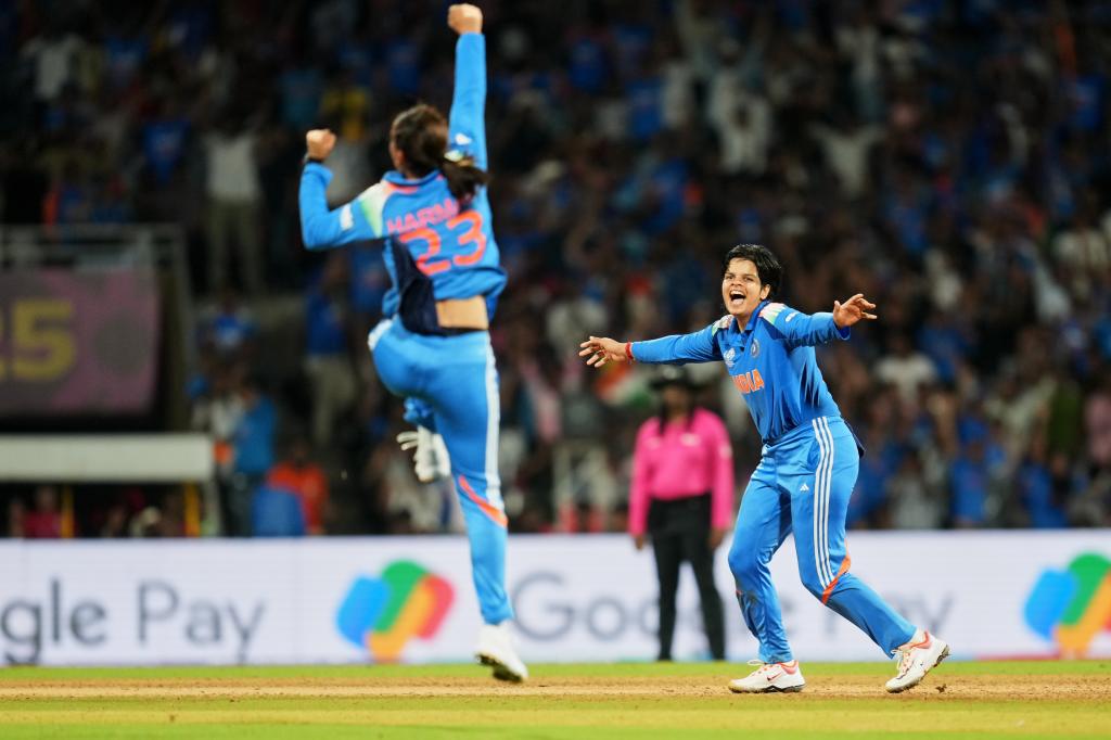 Harmanpreet Kaur y Shafali Verma celebran su triunfo.