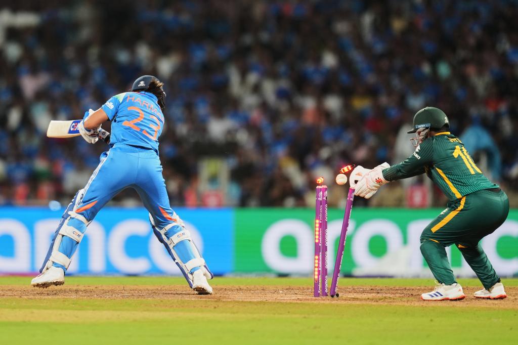 Harmanpreet Kaur y Nonkululeko Mlaba