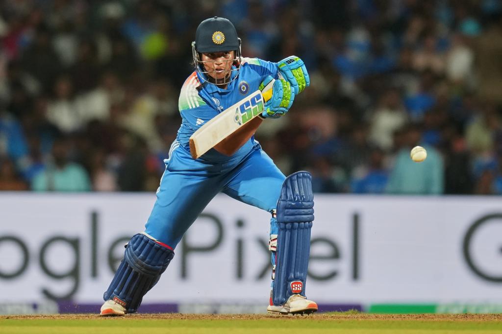 Richa Ghosh, bateando.