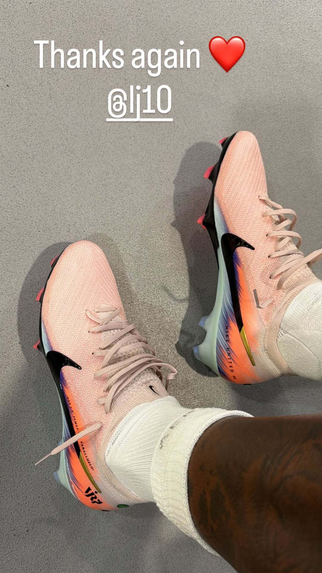 Vinicius con las botas de Lauren James.