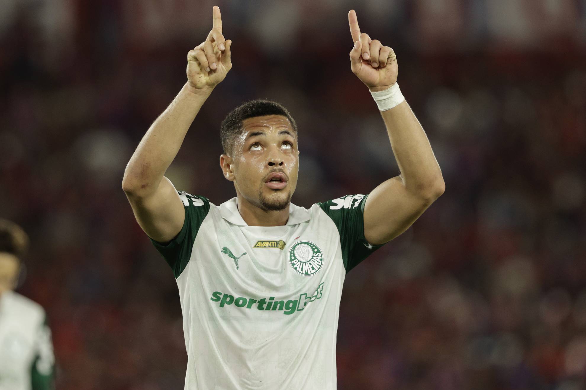 Vitor Roque celebrando un gol con el Palmeiras.