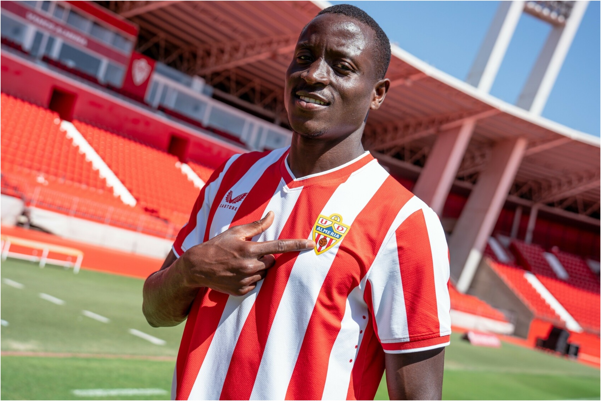 Lopy se señala el escudo de la UD Almería.