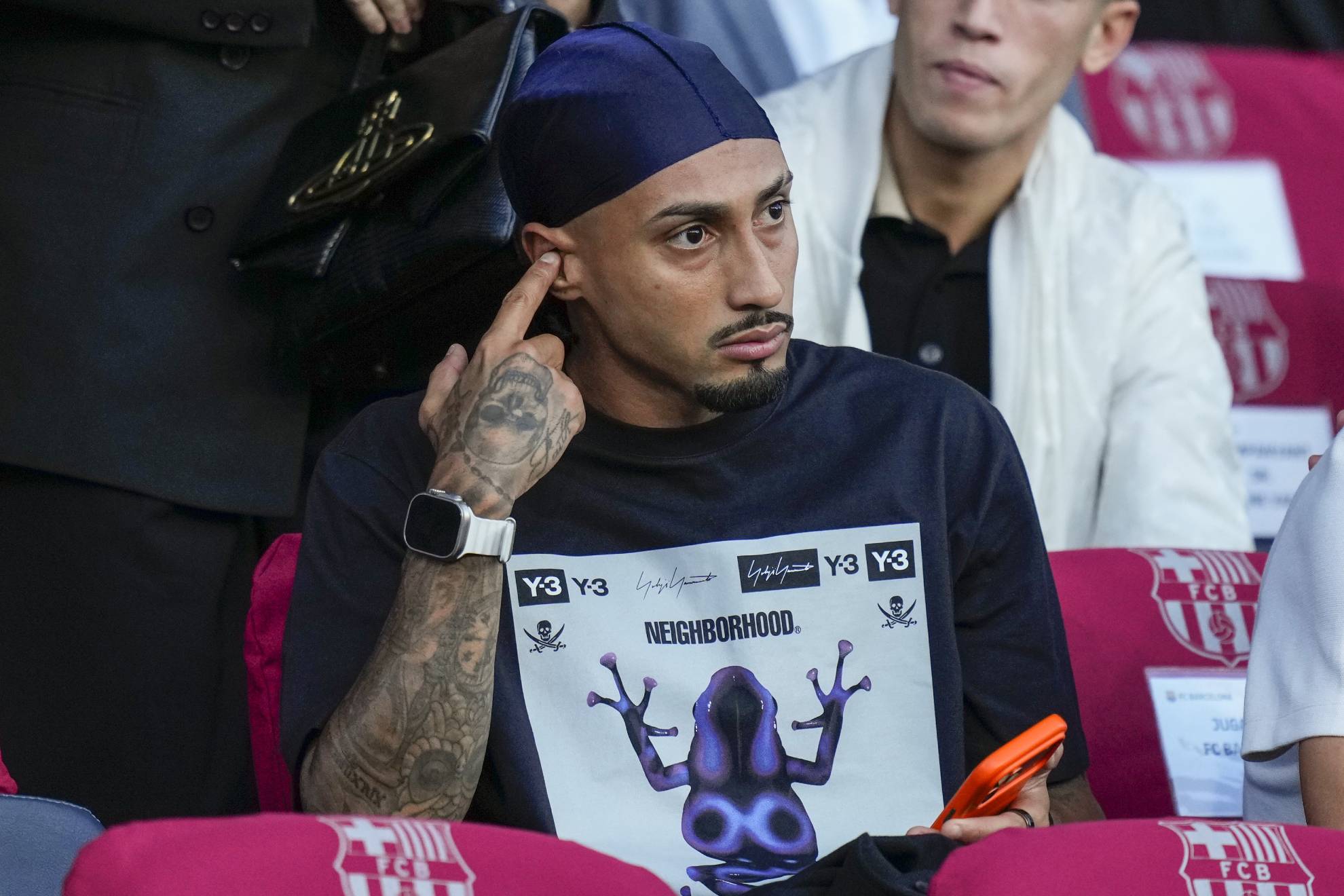 Raphinha viendo un partido del Barça desde la grada.