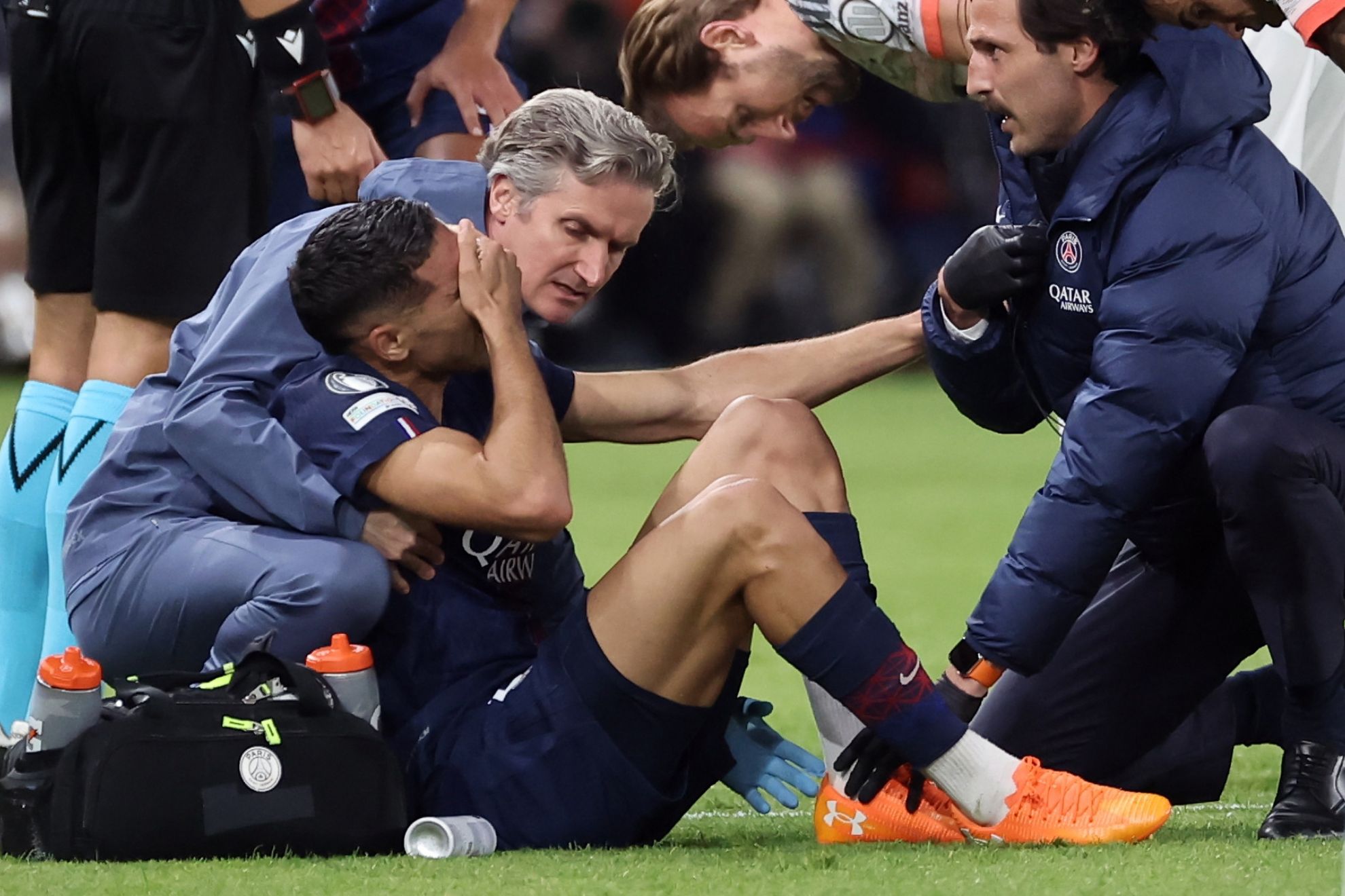 Hakimi sigue a Dembélé y se marcha lesionado entre lágrimas