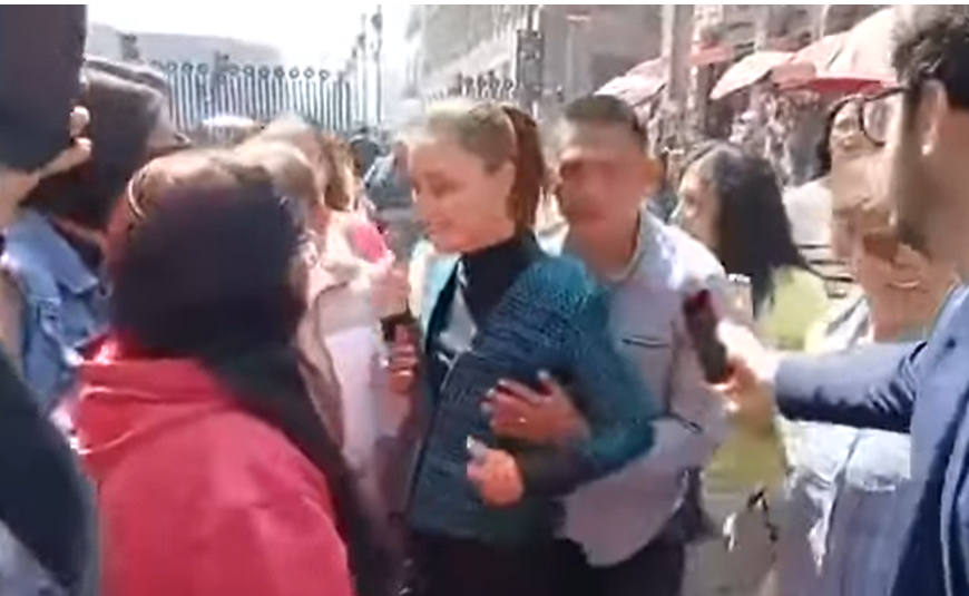 Sheinbaum, acosada por un individuo en plena calle.