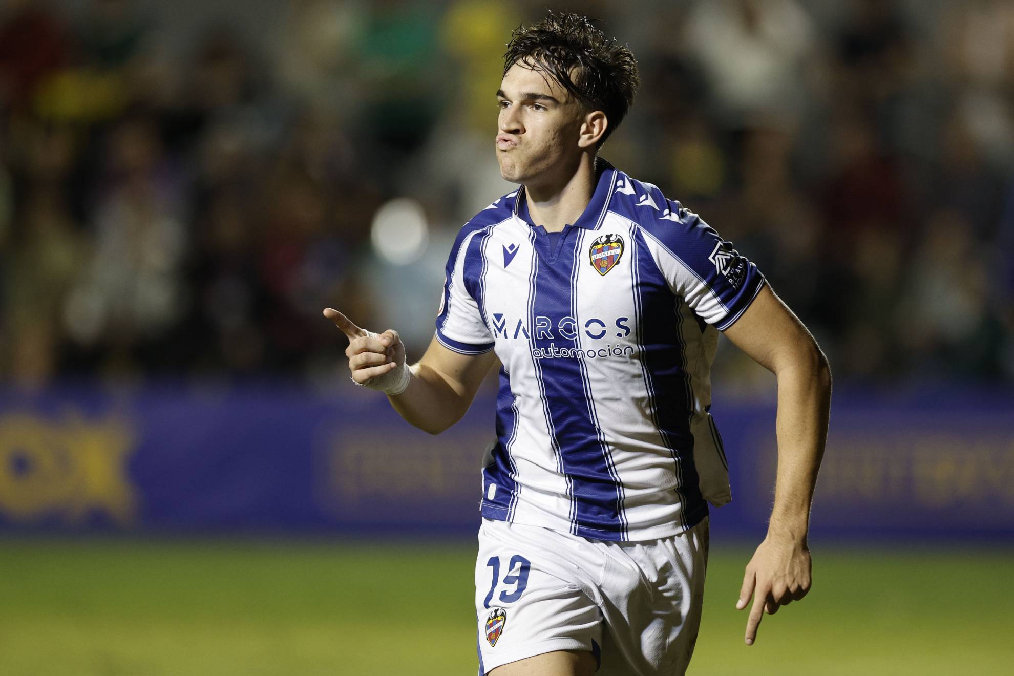Carlos Espí celebrando un gol esta temporada.