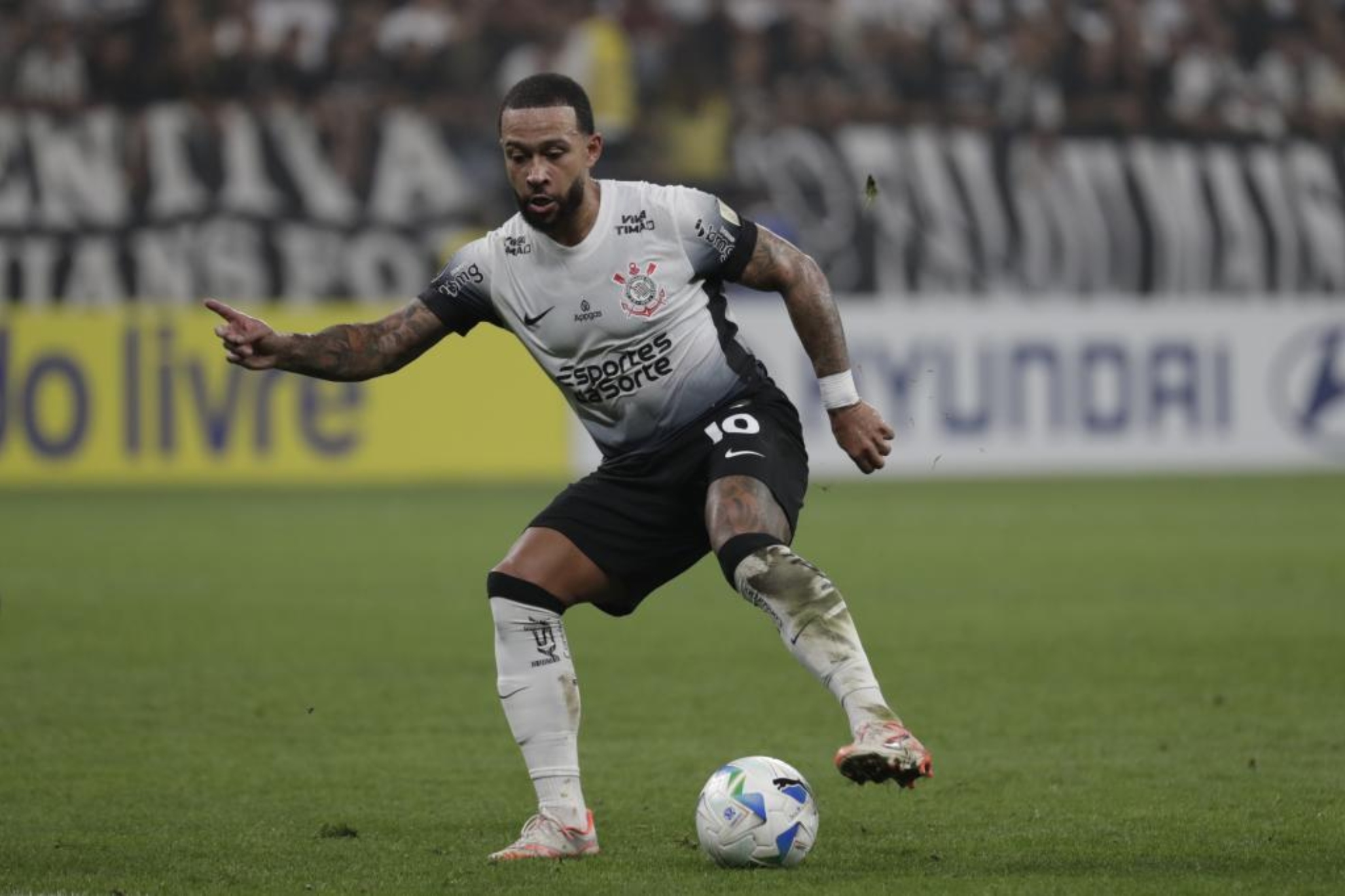 Memphis Depay, en un partido con Corinthians.