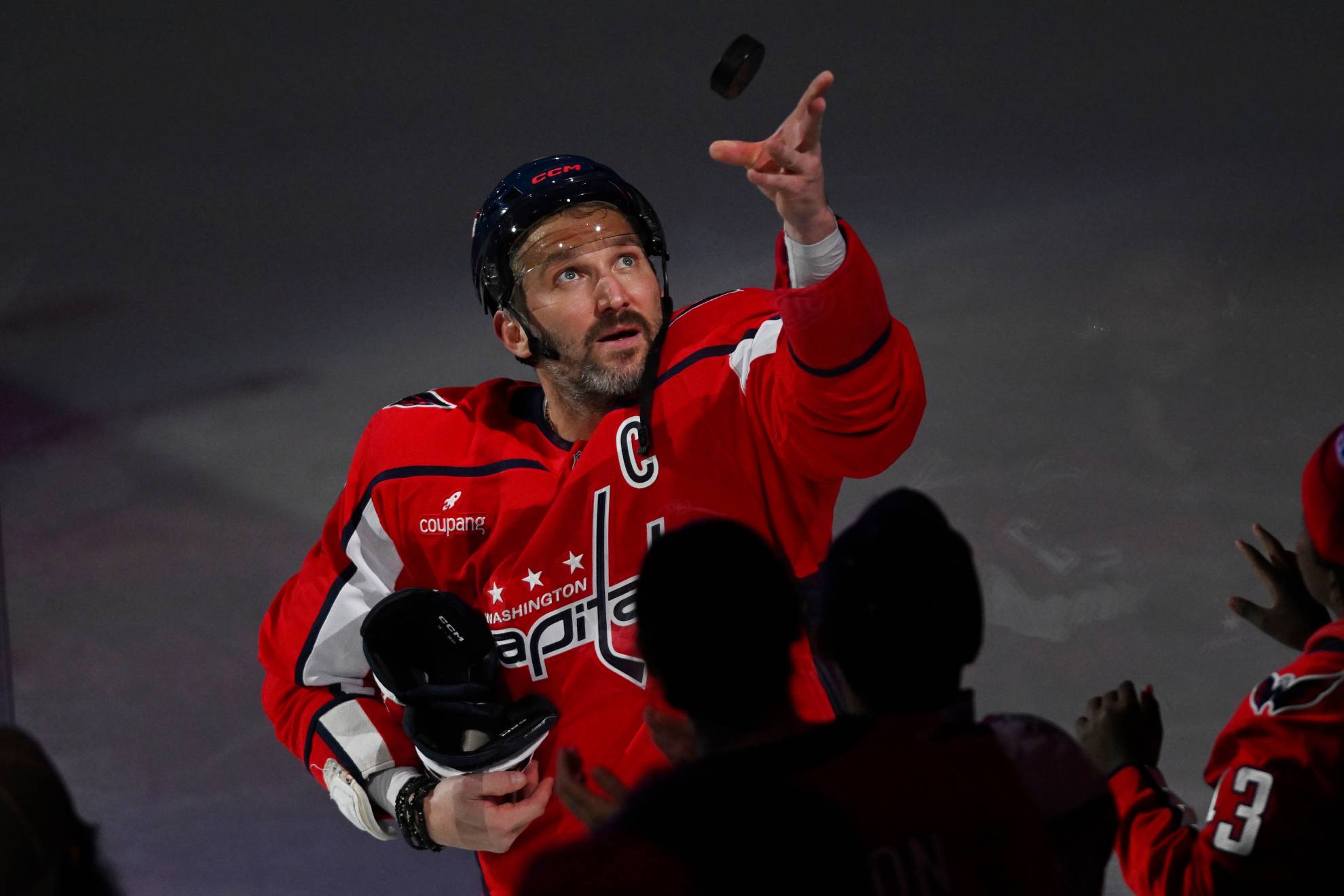 Alex Ovechkin se convierte en el primer jugador en la historia de la NHL en anotar 900 goles.