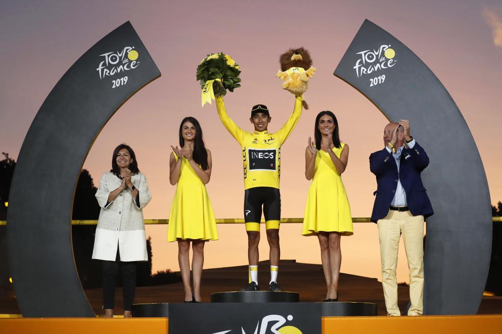Egan Bernal celebra su victoria en el Tour de Francia 2019 en el podio de París.