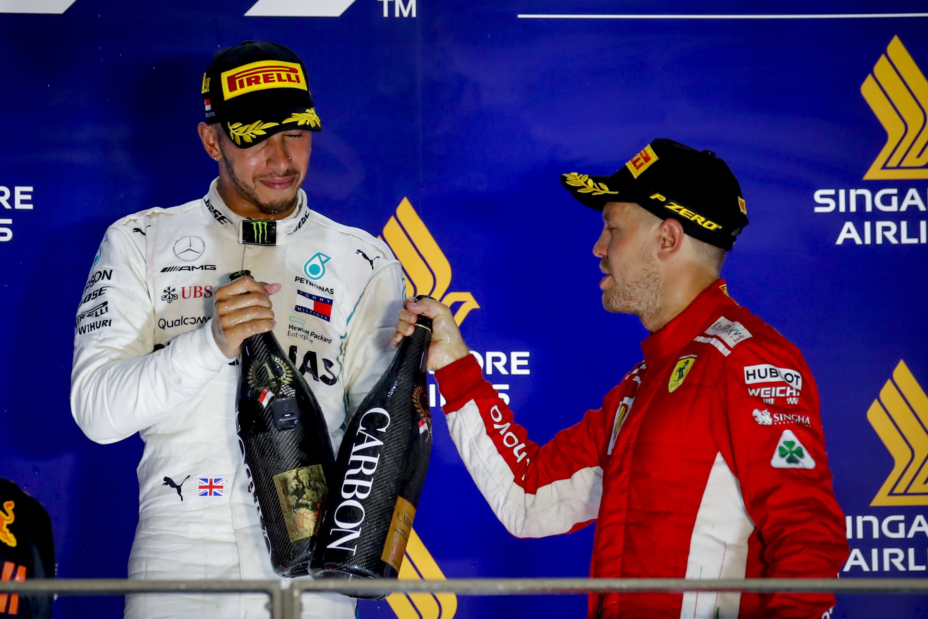 Hamilton y Vettel al final del GP de Singapur 2018.