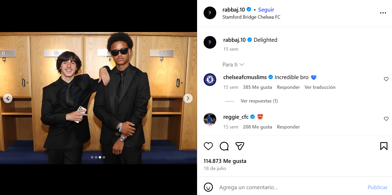 Ibrahim Rabbaj celebra la firma de su contrato de beca con el Chelsea junto a Mathis, el hijo de Eboué.