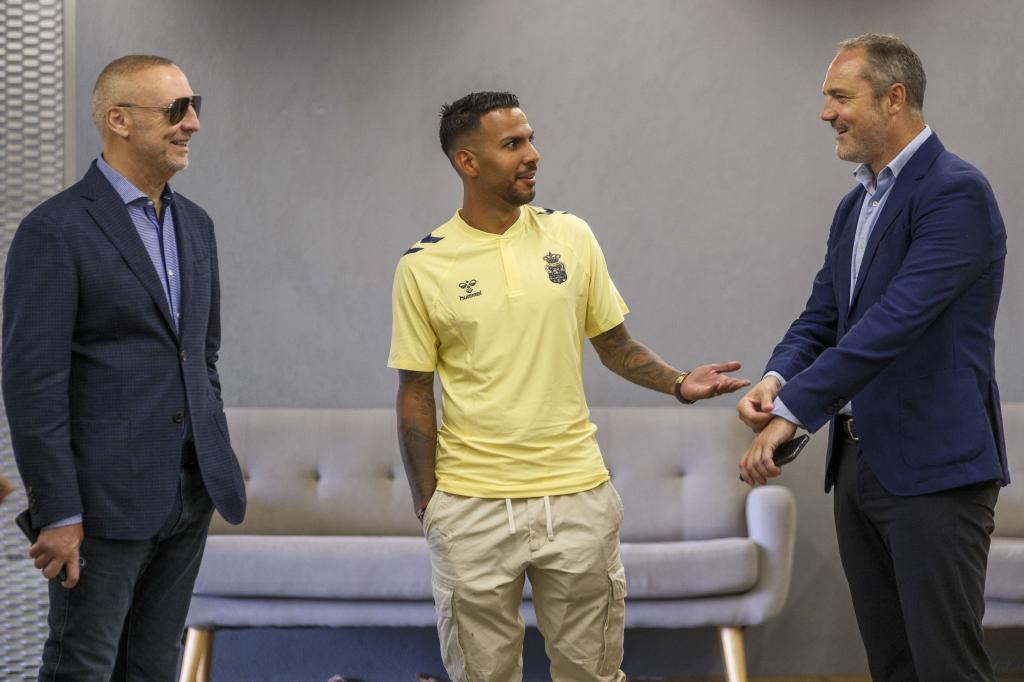El centrocampista Jonathan Viera (junto al presidente de la Unión Deportiva Las Palmas, Miguel Ángel Ramírez