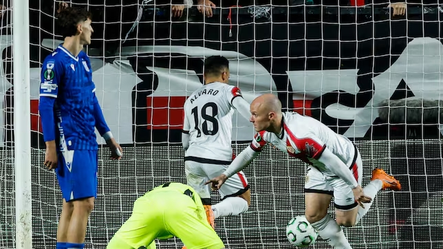 Isi marcando gol en el partido ante el Lech Poznan
