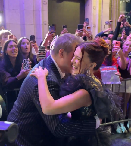 El abrazo entre Millie Bobby Brown y David Harbour.