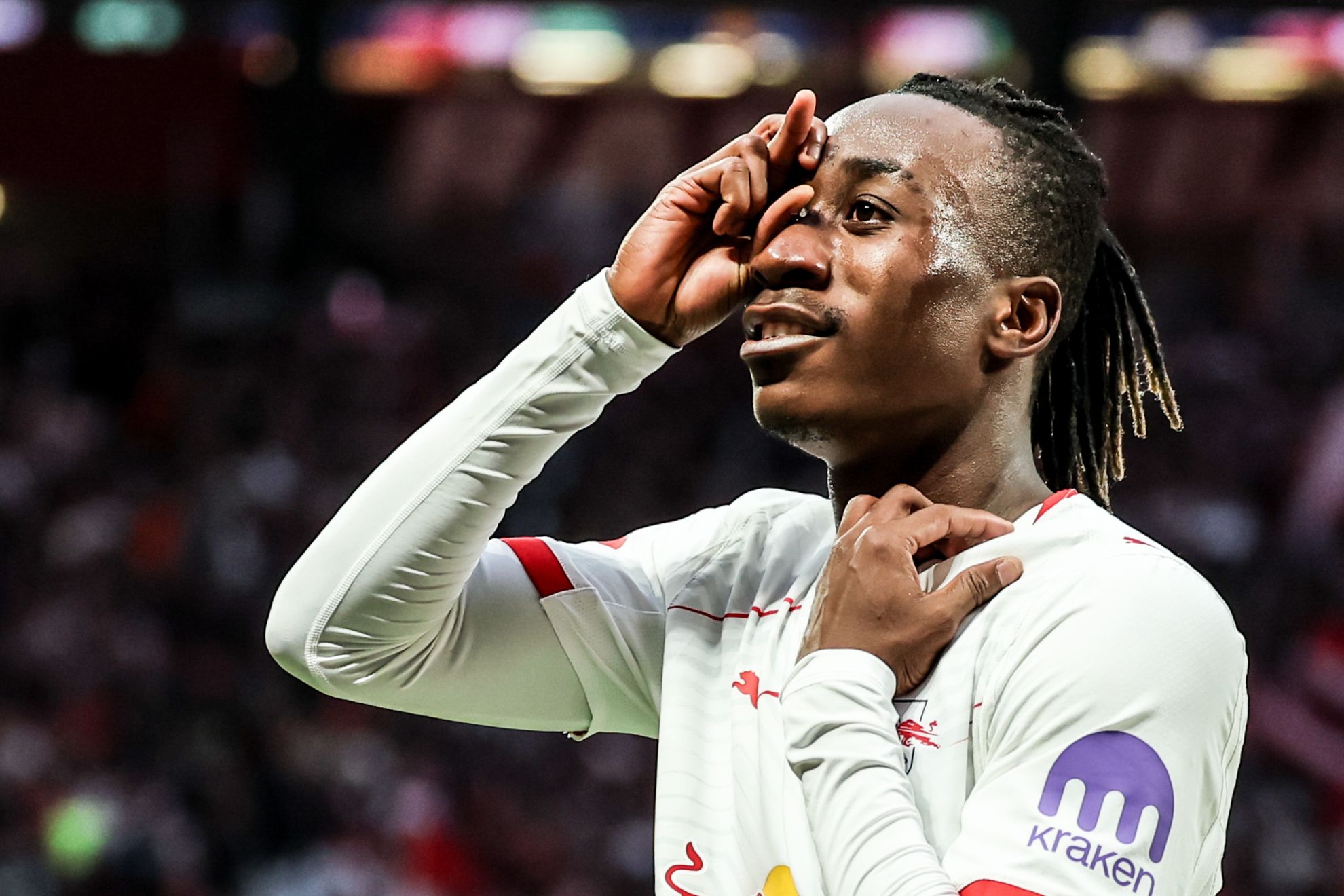 Yan Diomande, celebrando su último gol contra el Stuttgart