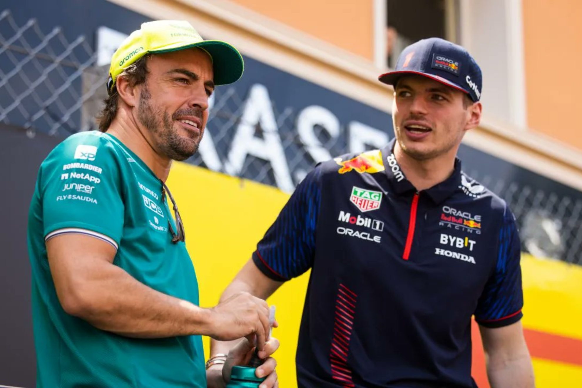 Alonso charla con Verstappen antes de un Gran Premio.