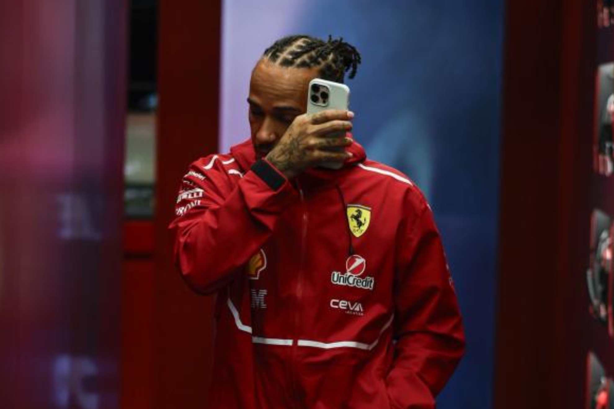 Hamilton, saliendo del stand de Ferrari en Brasil.