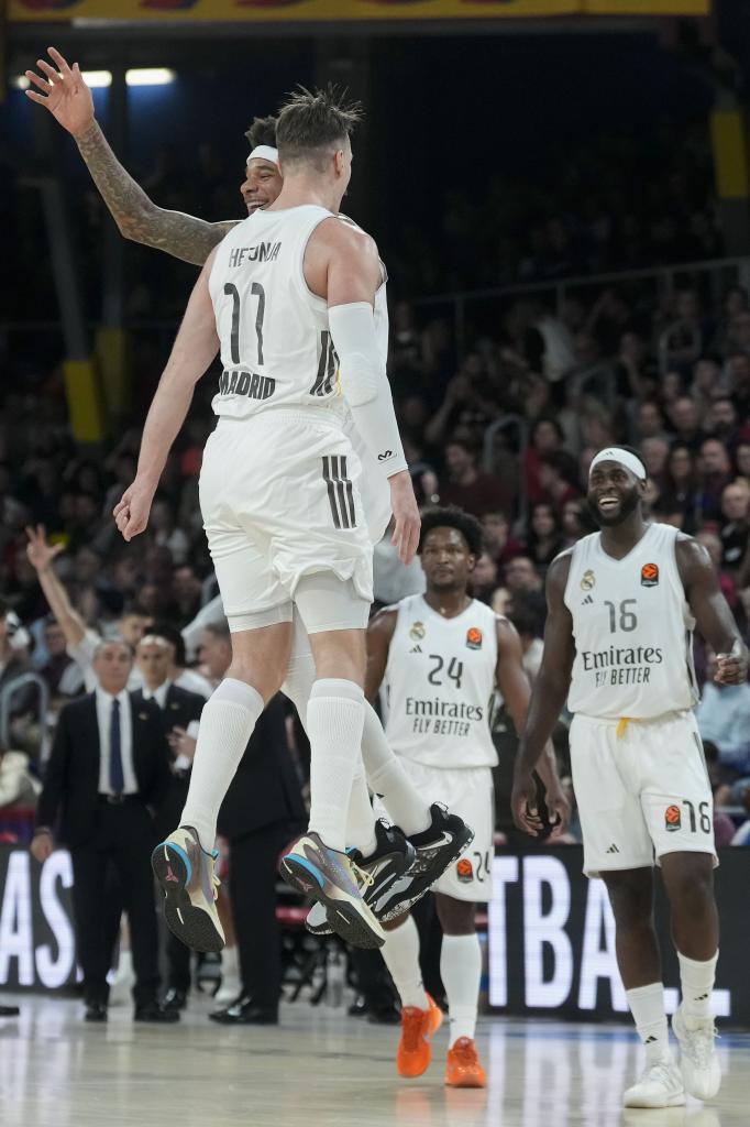 Chuma Okeke celebra su triple desde medio campo con Mario Hezonja.