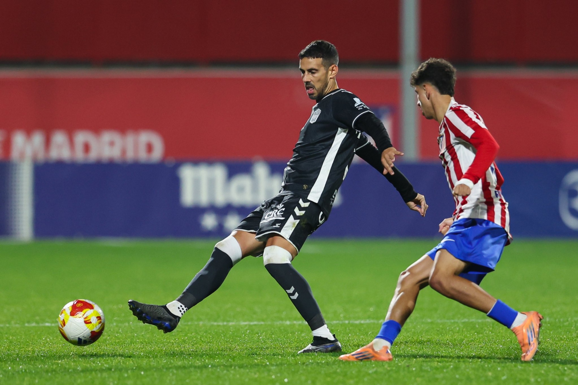 Una acción del duelo entre Atlético Madrileño y Eldense.