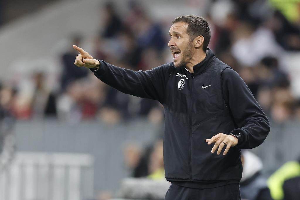 Julian Schuster, entrenador del Freiburg, dando instrucciones.