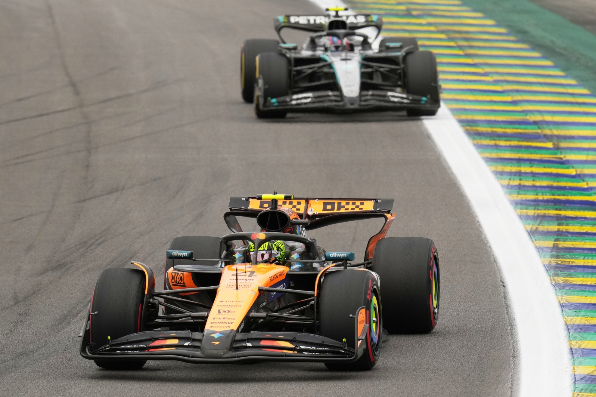 Lando Norris con Kimi Antonelli en el GP de Brasil.