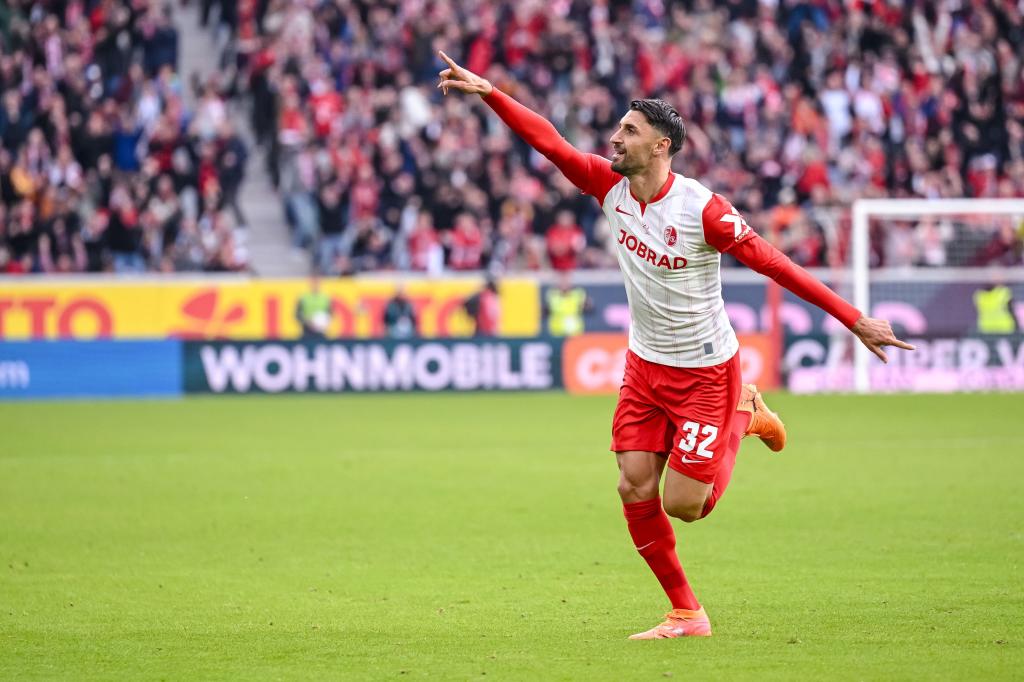 Vincenzo Grifo celebra su gol al Bayer Leverkusen.