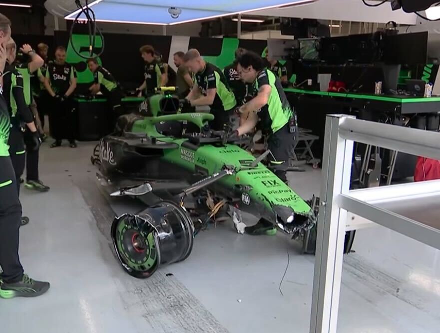 El coche de Bortoleto vuelve a boxes tras su fuerte impacto en el sprint.