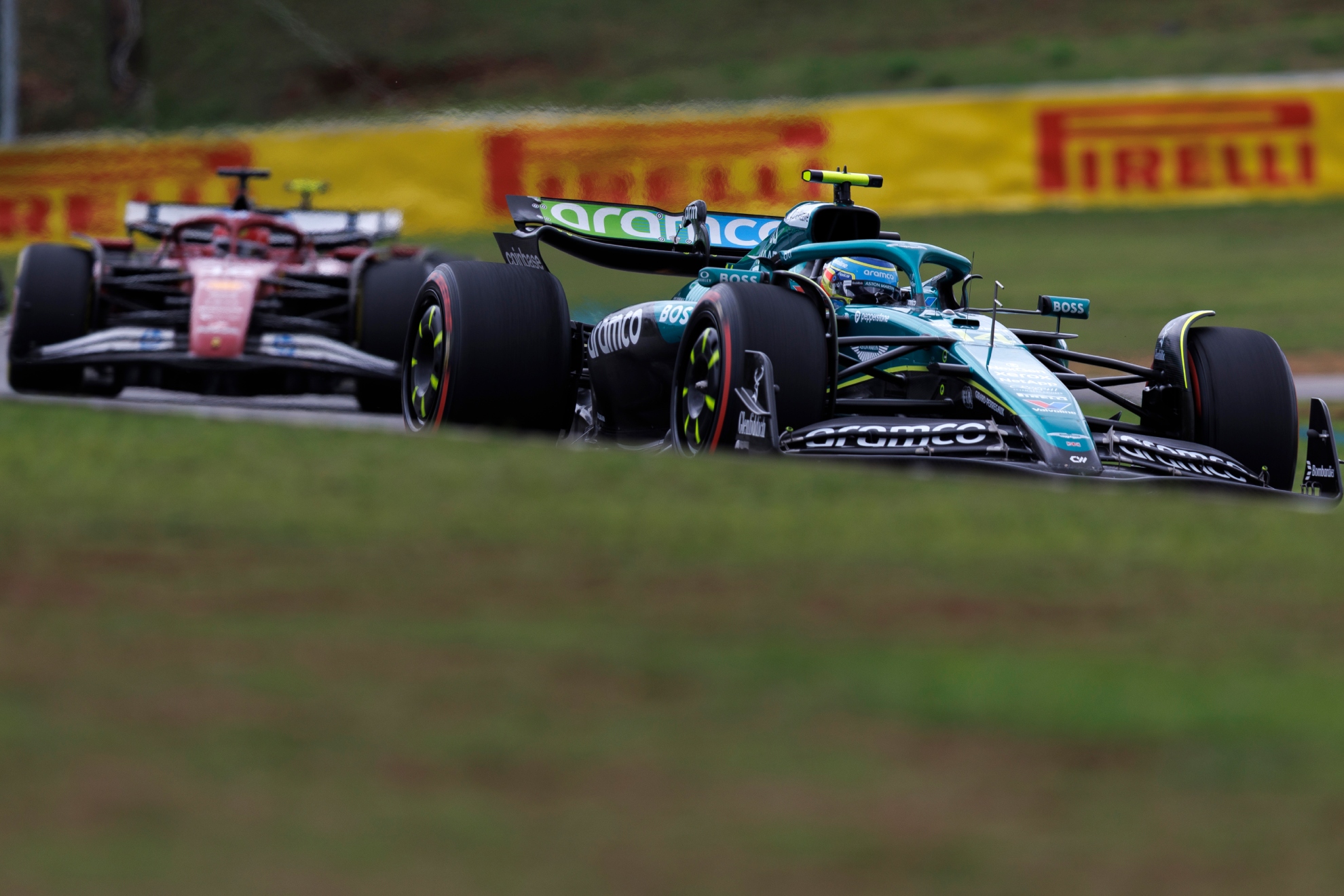 Fernando Alonso por delante de Charles Leclerc en la carrera al sprint del GP de Brasil.